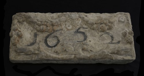Facade stone with date 1652 in cartouche, facing brick foundation stone sculpture sculpture building component sandstone stone
