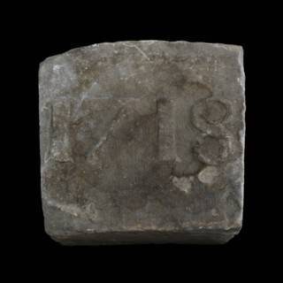 Keystone with date 1718, keystone building block building component sandstone stone, minced In high relief: 1718 Koedood