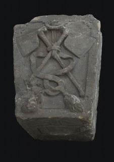 Stone of the vleeshal, Rotterdam, front two crossed axes, decorated on the bottom, keystone building element facing stone