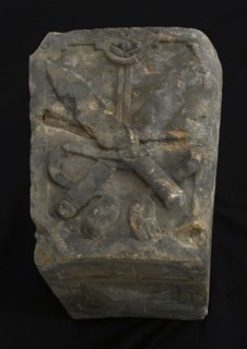 Stone of gate of vleeshal, Rotterdam, front two knives, bottom decorated, keystone building element facing stone sculpture
