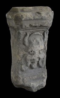 Basement with bull's head, basement ornament building component sandstone stone, sculpted Rectangular base with bull's head