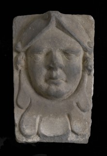 Head with headgear and collar, gable wall stone ornament sculpture sculpture building component sandstone stone, sculpted Above