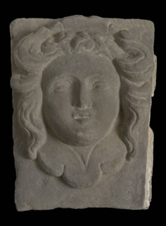 Head, woman with lobed collar, gable wall stone ornament sculpture sculpture building component sandstone stone, sculpted Above