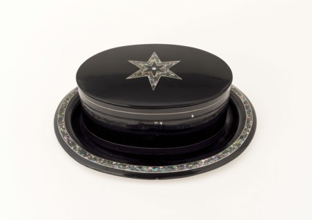 Lodewijk Johannes Nooijen, Lacquered biscuit box with inlaid mother-of-pearl star pattern, biscuit box holder lacquer