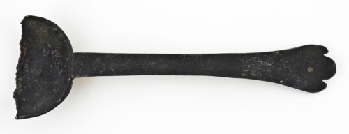 Spoon with oval bowl and flat handle with pied the biche, spoon cutlery soil find tin metal, molded Part of the torn off rat's