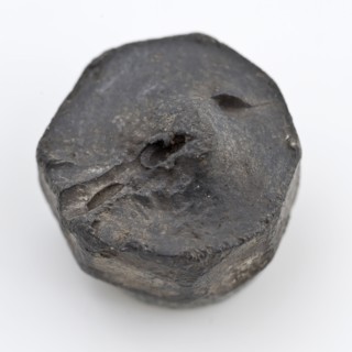 Heptagonal small weight with bulge on top, without mark, weight of founding ground metal, gram cast Octagonal