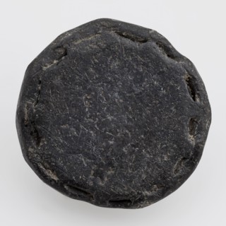 Loden playing disc or playing stone, disc game ground find lead metal, gram poured beaten Disc-shaped with rim with notches