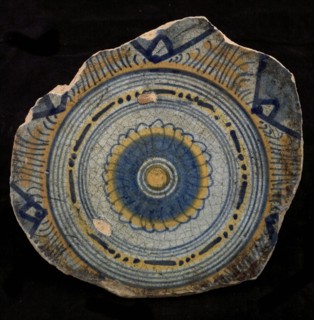 Majolica dish with polychrome decoration, rosette, dish crockery holder soil find ceramic earthenware glaze lead glaze tin glaze