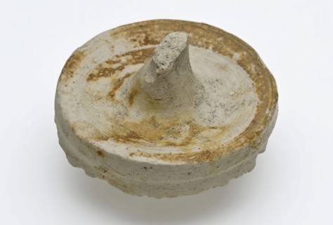 Stoneware lid, knob as handle, lid closure soil found ceramic stoneware glaze salt glaze, Rounded shallow box in the middle