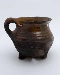 Pottery cooking jug, grape model, vertical sausage ear, on three legs, cooking pot crockery holder kitchen utensils earthenware