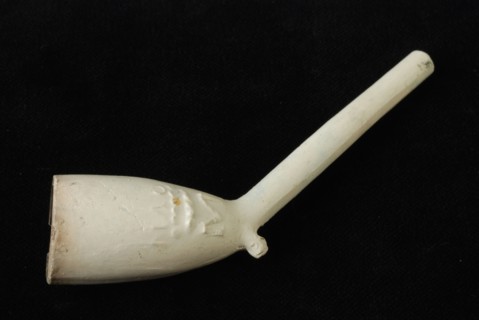 Clay pipe with rail and mark in relief on the side of the boiler, crowned M, clay pipe smoking equipment smoking floor found