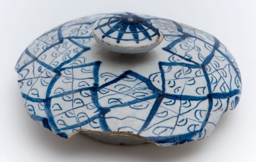 Pottery lid of apotherspot, faience, decor in blue and white, lid closure part apothecary jar holder soil find ceramic