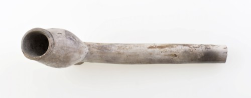 Clay pipe with rose as heel mark, belly-shaped model with small opening, clay pipe smoking equipment smoke floor earthenware