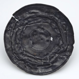 Tin toy plate with tin mark on the rim, plate crockery holder toy relaxant miniature soil find tin metal, cast tin plate. Toys