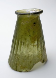 Part of neck and lip of stock bottle, storage bottle bottle holder soil find glass forest glass, cm below the lip (dm lip 4.4 cm