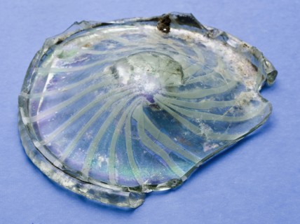 Fragment of soil and stand ring of drinking cup, façon de Venise, vetro fili, drinking cup drinking utensils holder soil find