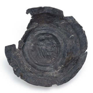 Tin foot plate, man and woman in the mirror, dish crockery holder soil find tin metal, Round metal saucer or tray (deformed)