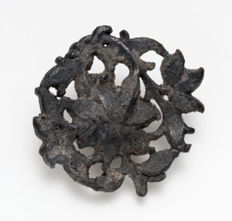 Cut-away metal flower ornament, batter, ornament batter soil found tin metal h 0,2, cast Openwork piece with an embossed side