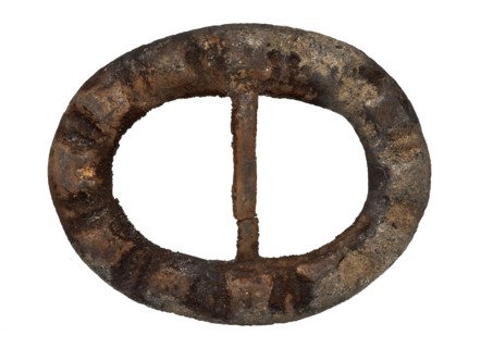Shoe buckle, buckle with oval frame in which wide barrels, buckle fastener component soil found brass copper metal, cast Shoe