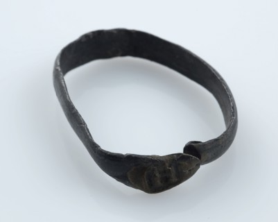 Jan Haegmans, Calibration band of bottle with Rotterdam stamp and letter H, gauge band soil found tin metal h 2.4, Haegmans