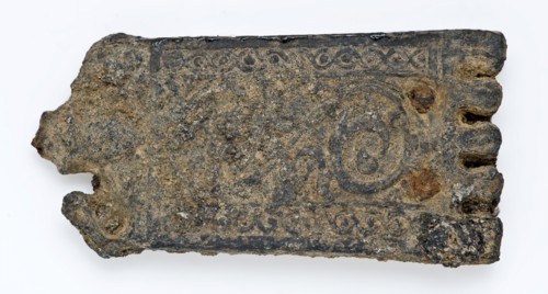 Belt tongue or batter plate with decoration, belt tongue clothing accessory clothing soil find tin metal, w 4,3 cast riveted