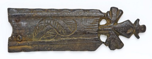 Belt tongue ending in stylized leaves, engraved leaf decoration on center piece, fitting belt accessory soil find copper bronze