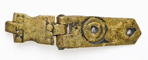 Two hinged parts of ornamental fittings, book fittings?, decorative fittings soil found brass copper metal, engraved Two hinged