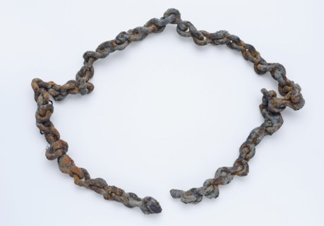 Piece of iron link chain of twisted S-shaped links, chain soil find iron metal, current deformed state) Piece of iron link chain
