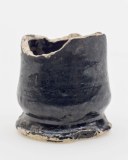 Fragment of ointment jar on stand, ointment jar pot holder soil find ceramic earthenware glaze tin glaze lead glaze hh 4,4, hand