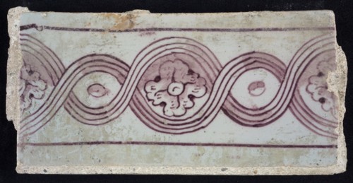 Rectangular purple border tile on white ground with decorated decor, with flowers, leaves, yellow pottery, edge tile wall tile