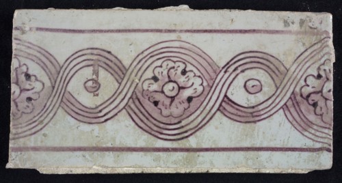 Rectangular purple border tile on white ground with decorated decor, with flowers, leaves, yellow pottery, edge tile wall tile