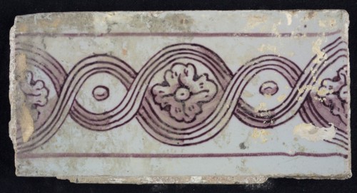 Rectangular purple border tile on white ground with decorated decor, with flowers, leaves, yellow pottery, edge tile wall tile