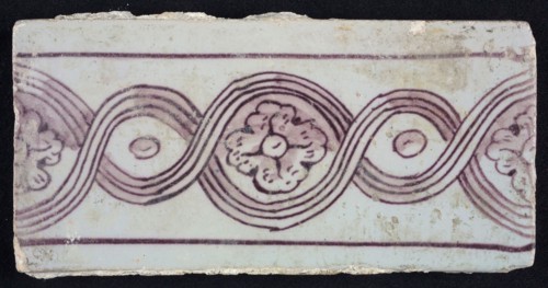 Rectangular purple border tile on white ground with decorated decor, with flowers, leaves, yellow pottery, edge tile wall tile