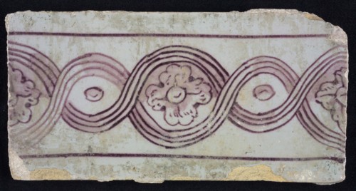 Rectangular purple border tile on white ground with decorated decor, with flowers, leaves, yellow pottery, edge tile wall tile