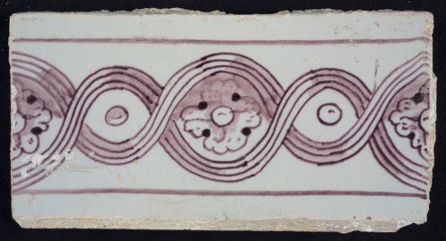 Rectangular purple border tile on white ground with decorated decor, with flowers, leaves, yellow pottery, border tile wall tile