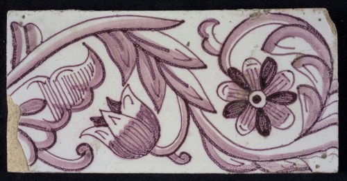 Rectangular edge tile in purple with tulip decor, with flower of ten oval petals, leaves, tulip fin, yellow pottery, edge tile