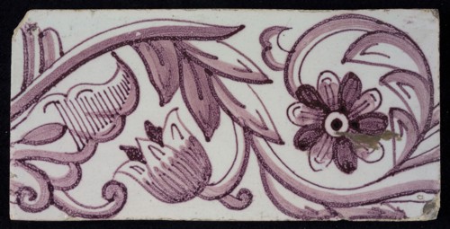 Rectangular edge tile in purple with tulip decor, with flower of ten oval petals, leaves, type of tulip fawn, yellow pottery