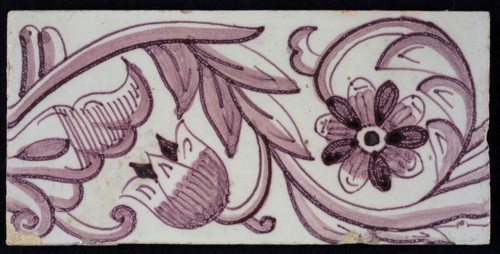 Rectangular edge tile in purple with hinged decor of tulip, with flower of ten oval petals, leaves, type of tulip fawn, yellow