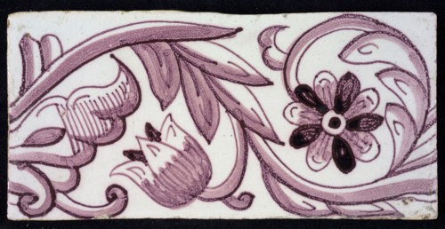 Rectangular edge tile in purple with hinged decor of tulip, with flower of ten oval petals, leaves, type of tulip fawn, yellow