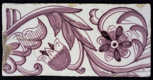 Rectangular edge tile in purple with tulip decor, with flower of ten oval petals, leaves, tulip fin, yellow pottery, border tile