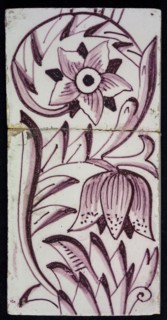Rectangular edge tile in purple with hinged decor of speckled tulip, flower with ten triangular petals, leaves, type of tulip