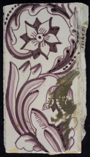 Rectangular edge tile in purple with sling-decoration of speckled tulip, flower with ten triangular petals