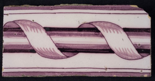Rectangular purple border tile, lilac-like fond, surrounded decor, surrounded by column, with dark purple parallel lines as edge