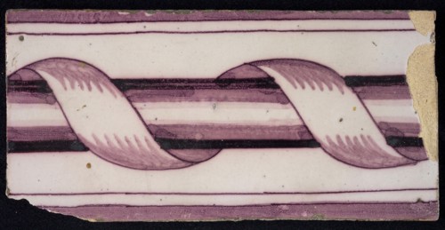 Rectangular purple border tile, lilac-like fond, surrounded decor, surrounded column, with dark purple parallel lines as edge