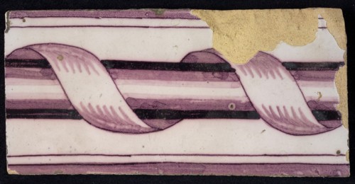 Rectangular purple border tile, lilac-like fond, surrounded decor, enclosed column, with dark purple parallel lines as edge