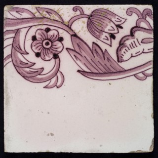 Border tile, purple on lilac fond with tulip garland, flower with five oval petals, leaves, tulip fin on whole, yellow pottery