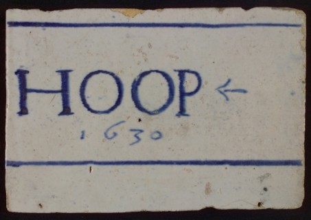 White tile with in blue HOOP and 1630 between horizontal lines, tile picture footage fragment ceramics pottery glaze, baked 2x