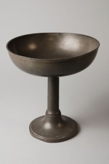 Tinsmith: Johannes Daniël Druy, Chalice-shaped bowl with engraved text on round base CHURCH FUR DURING DELFSHAVEN, bowl scale