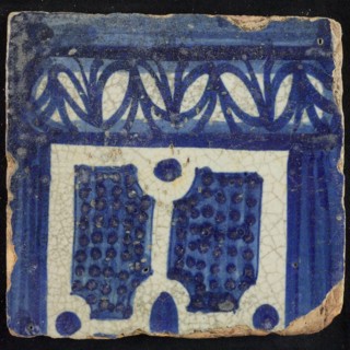 Tile of chimney pilaster, blue on white, bottom of column with basement with leaf motif, compartment with dots, chimney pilaster