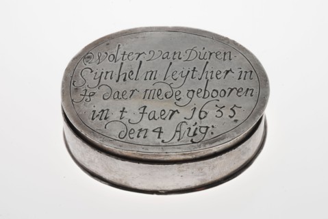 Oval silver helmet box with inscription Wolter van Duren, his helmet is in here, is there with him, in t jaer 1635 den 4 aug